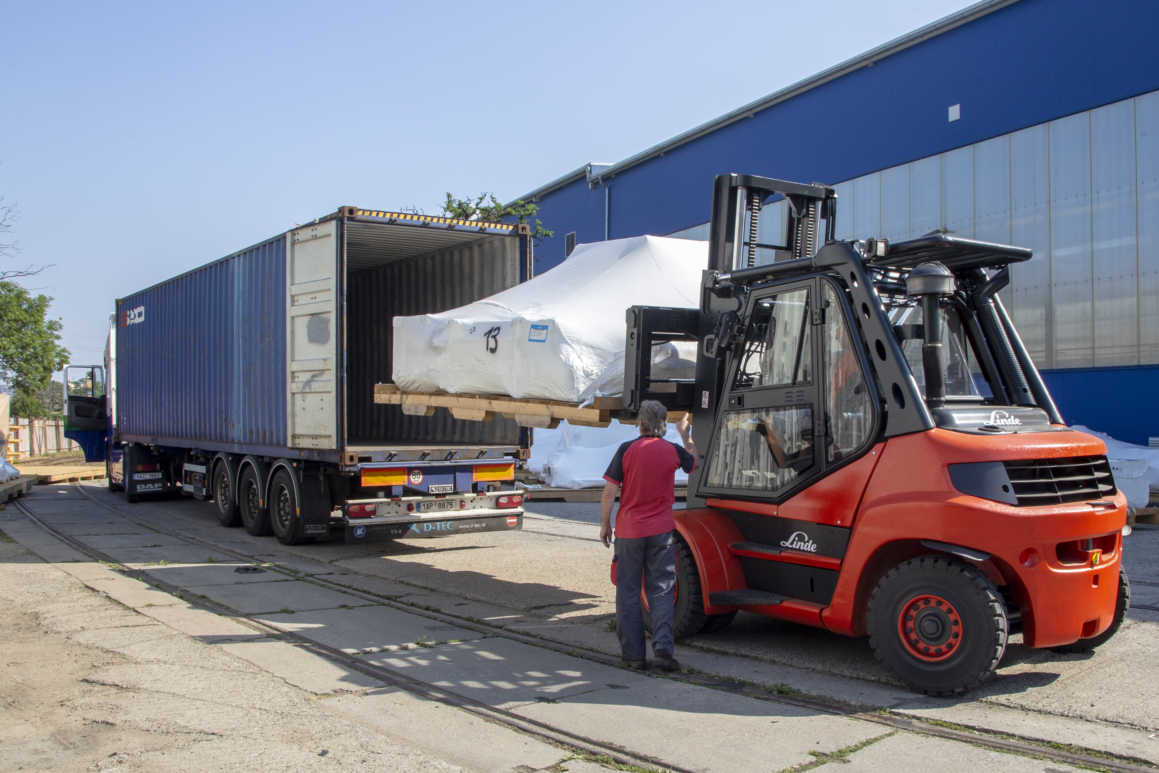 Konténer be- és kirakodása 